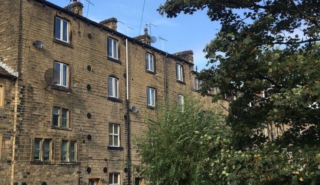 UP-TOP COTTAGE, character holiday cottage in Holmfirth