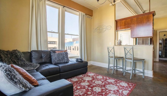 Upbeat 2 Bedroom Loft in the Heart Downtown!