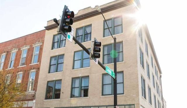 Upbeat 2 Bedroom Loft in the Heart of Downtown!