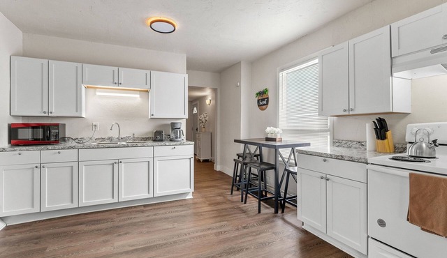 Upbeat Apt on Wollmer - 1 Mile to Maritime Museum Manitowoc