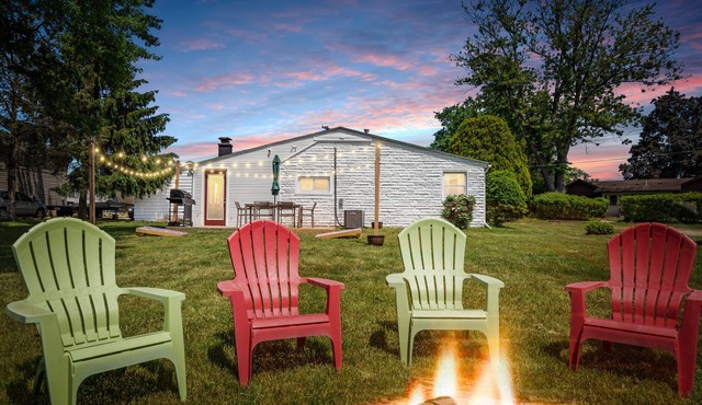 Updated Lake Home: Beach, Kayaks, Corn hole, Firepit & pet-friendly!