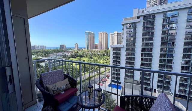 Updated 1-bedroom condo in Waikiki with AC and parking