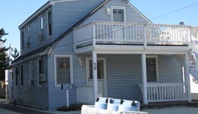 Updated 1 bedroom second floor duplex on the oceanblock in Surf City