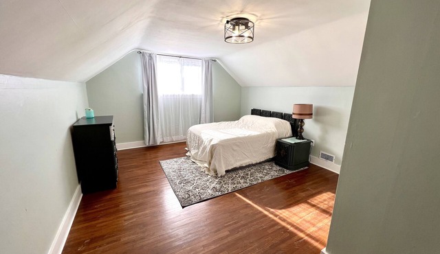 Updated 1 Bedroom that allows pets - perfect for healthcare travelers