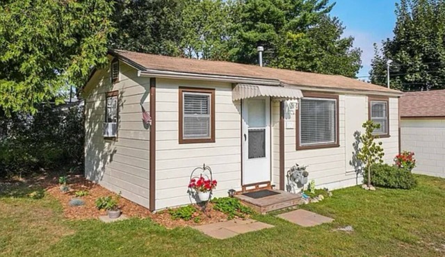 Updated 1-bedroom cottage with WiFi in Houghton Lake by the Lake and Golf Course