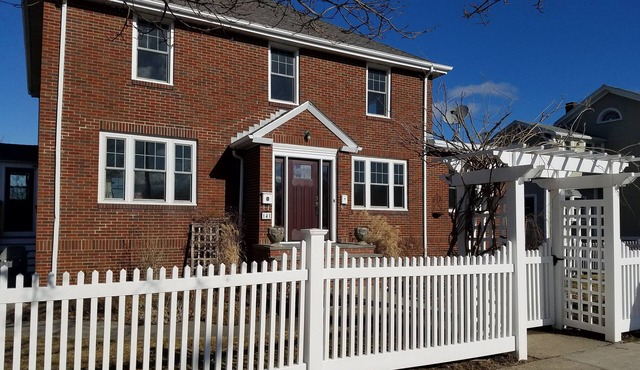 Updated 1 br steps to downtown, 3 beaches, Stacey Blvd, + Stage Fort Park