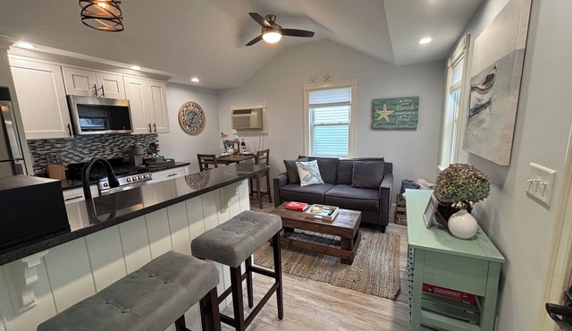 Updated 1bd Cottage - Pool, Jacuzzi, and More!