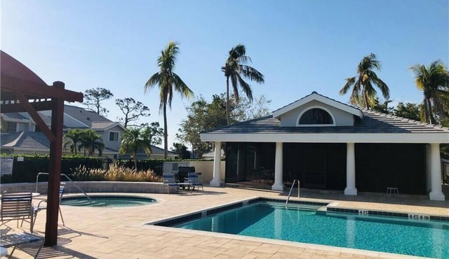 Updated 1st floor Villa Condo 3/2 with attached Garage - 12 mins to the Beaches!