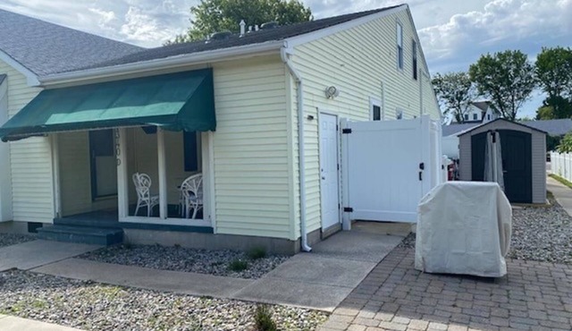 Updated 2 Bed, 1 Bath Village Green Quad