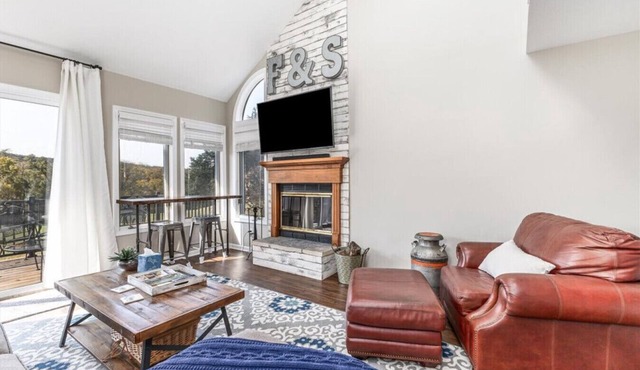 Updated 2-bed golf villa with views, fireplace & Galena Territory access