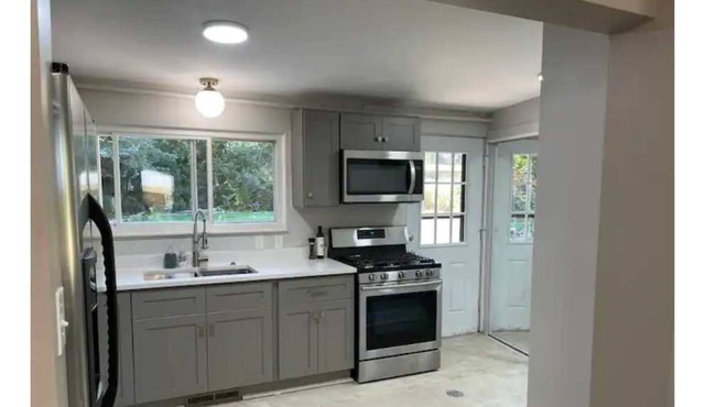Updated 2 Bed Ranch style Home in Livonia