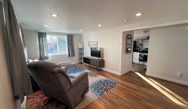 Updated 2-bedroom 1bth apartment near downtown Lafayette with WiFi, AC