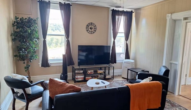 Updated 2-bedroom apartment with WiFi, Walkable, Nice Views