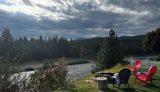 Updated 2-bedroom bungalow overlooking the river with fire pit in Post Falls