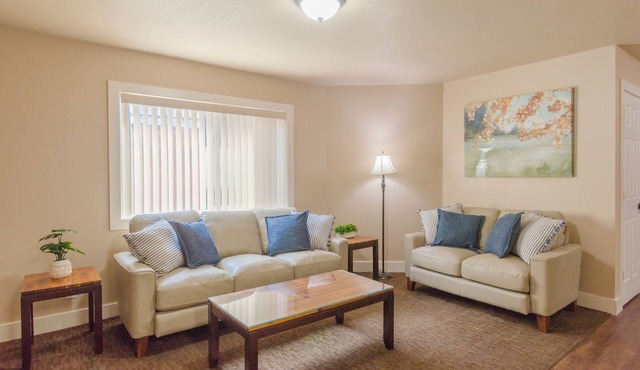 Updated 2-bedroom condo with pool
