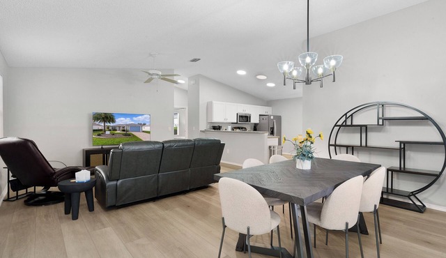 Updated 2 bedroom house The Villages, Walk to pool, 2 miles to SQ, Pet friendly