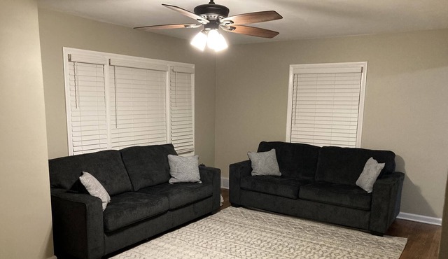 Updated 2 BR Home Sleeps 6 Convenient Location Mins to Downtown Omaha &Airport.