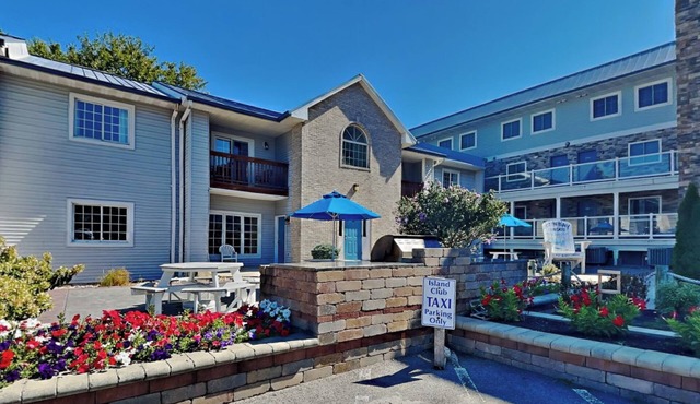 Updated 2 BR Pool View Condo - 3 minutes From Downtown Put-in-Bay Ohio - CON1