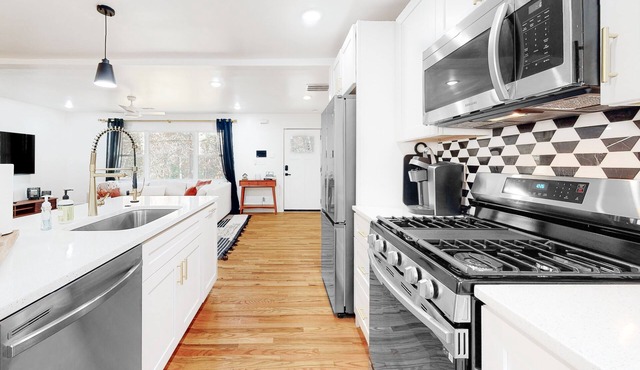 Updated 2-story modern home near downtown with deck, washer/dryer, grill, AC