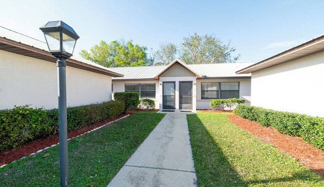 Updated 2BR/2BA Villa w/Screened Patio - Near Golf & Raceway