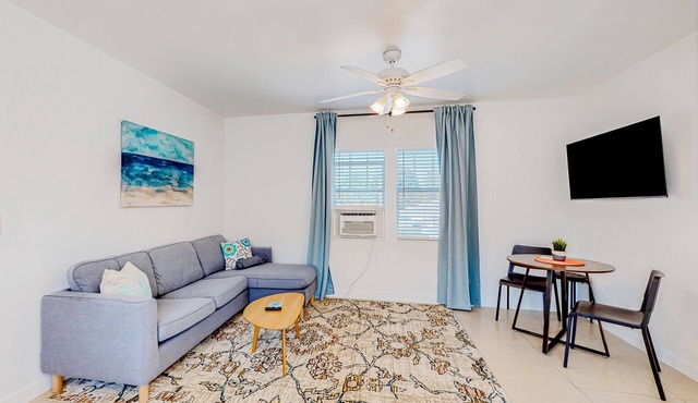 Updated 2nd-floor home in great locale with high-speed WiFi - snowbird-friendly