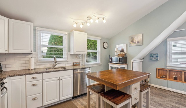 Updated 2nd floor Surf City - 1 block from beach!