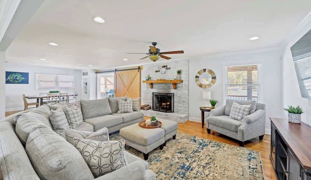 Updated 3/3 Lake Home w/Hot Tub