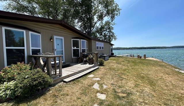 Updated 3 bedroom; 2 bath home on Portage Lake! Sleeps 10!