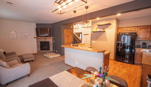 Updated 3-bedroom 2.5-Bathroom townhome with AC and WiFi in Evansville