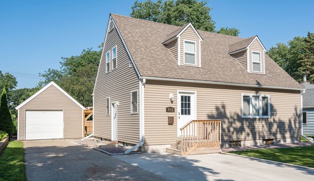 Updated 3 Bedroom House with Patio and Dog Run