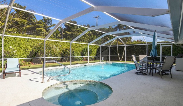 Updated 3-BR house in Old Naples, 2 block walk to the beach, minutes to downtown