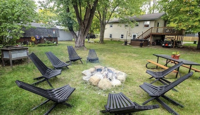 Updated 3b 2ba Home w/ hot tub, quick walk to private community beach!