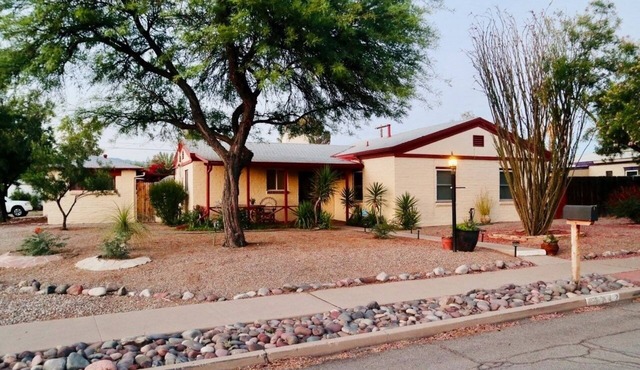 Updated 3BR Retreat Hot Tub Quiet & Central Near Zoo, Dining & Parks
