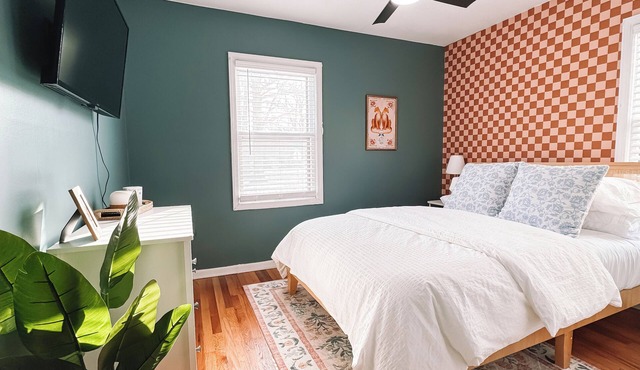 Updated 4-bedroom house with WiFi, full coffee bar, and arcades in Overland Park
