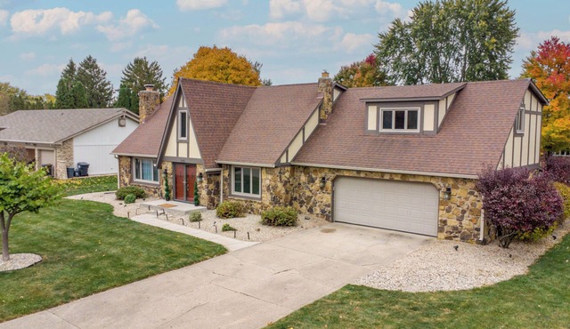 Updated 4 BR Home, Pool, Hot Tub, Game Room