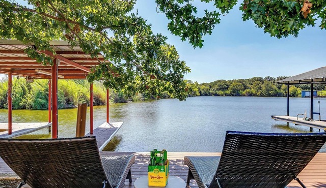 Updated 4BR Lakefront w/Hot Tub, Dock & Fire Pit