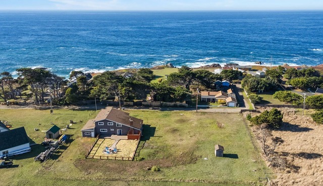 Updated 5BR ocean view villa in Mendocino - Fort Bragg with firepit & hot tub
