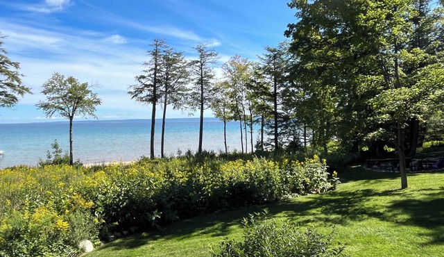 Updated 6-Bedroom Retreat on Grand Traverse Bay – Sleeps 14