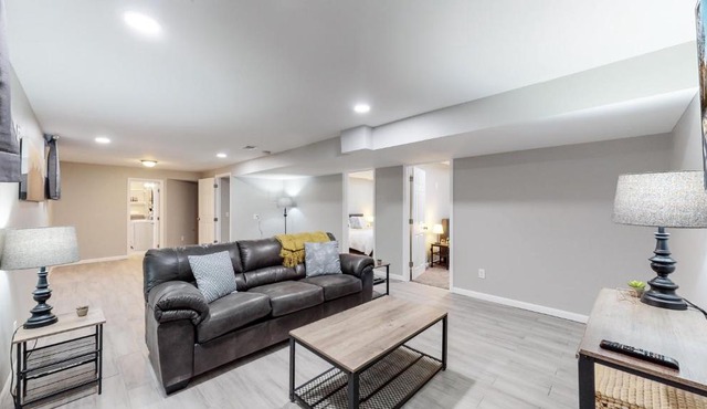 Updated 6 King Bed Home Large Yard 4 TV & Garage