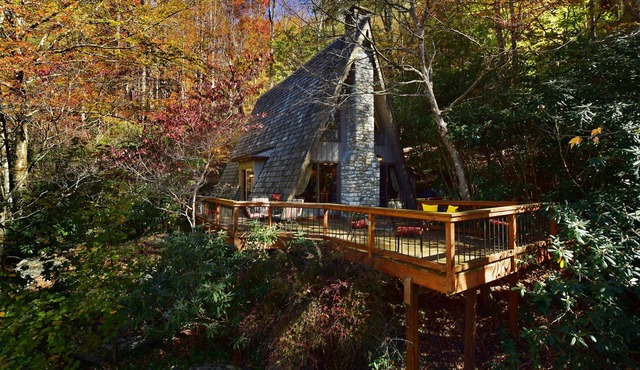 Updated A-frame Cabin Gated Club in Boone 1K/2Q/1F/2BA Fireplace Lg Deck