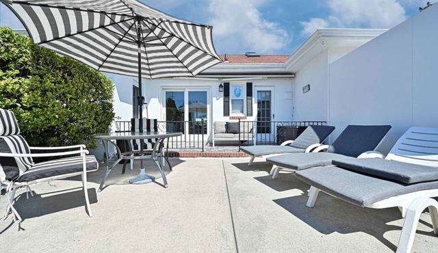 Updated A-Zone Beach Block+, 2 Bedroom, 2 Bath, Sleeping 6,