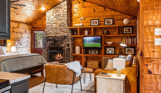 Updated and Styled Cabin w/Garage near Cades Cove Entrance to National Park