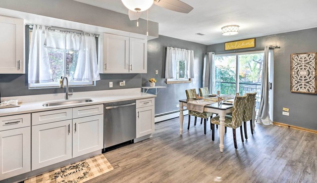 Updated Apartment ~ 13 Mi to Downtown Chicago
