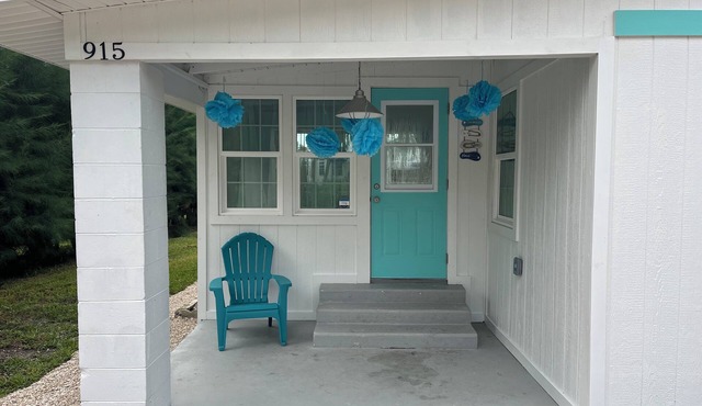 Updated Beach Cottagen-Walk to Restaurants, Bike to Beach, Fido Friendly !