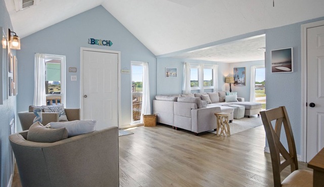 Updated Beach Bum in Crystal Beach! Roomy 2 bedroom - beach in walking distance!