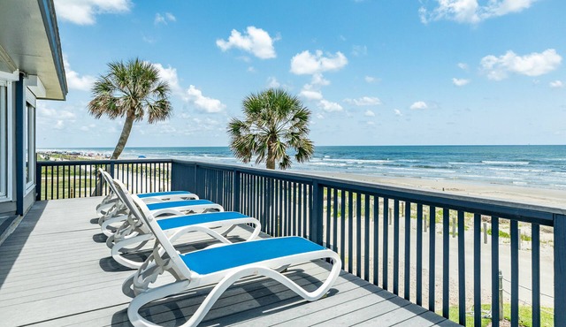 Updated Beachfront Home - Open Plan, 4 King+Bunks, Across from Walkover