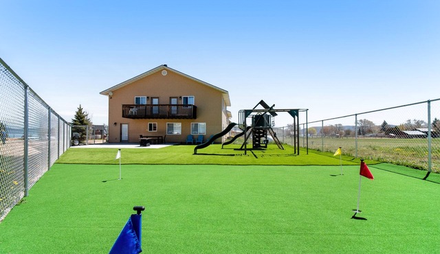 Updated Bear Lake cabin with game room & new swing set - walk to town