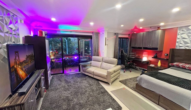 Updated Beautiful luxury bright condo in center of West Hollywood/balcony-pool