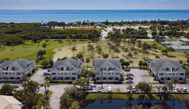 Updated Bella Vista Condo On Carlin Park -Walking Distance to Beach