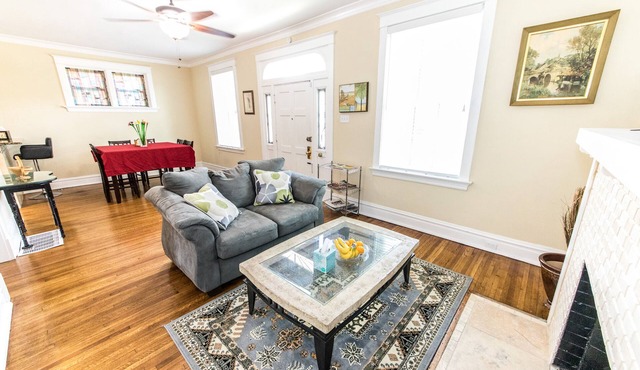 Updated Brick Home Sleep 9 Walk to WashU/Barnes/Delmar Loop/Forest Park/Zoo